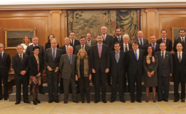 Fotografía de Su Alteza Real el Príncipe con la representación del Club Financiero Génova